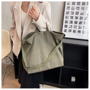 Sac fourre-tout en toile vert olive avec fermoir métallique et bandoulière réglable