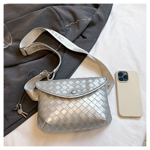 Dettaglio borsa a tracolla intrecciata argento con cinturino Classic e scala per smartphone