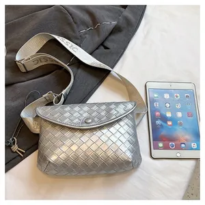 Dettaglio della borsa a tracolla intrecciata argento con ampia tracolla jacquard