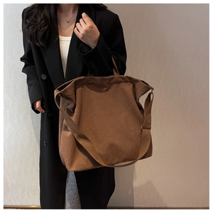 Détail d'un grand sac cabas en toile marron avec des sangles polyvalentes et tissu épais
