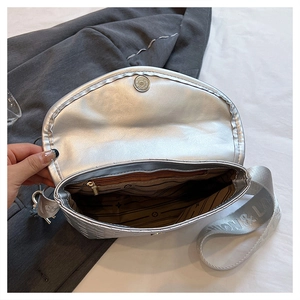Dettaglio borsa a tracolla argento con chiusura magnetica e tasca interna con zip
