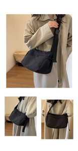 Vue détaillée du sac bandoulière en nylon noir avec design plissé et doubles fermetures