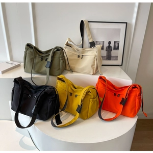 Collection de sacs bandoulière en nylon en cinq couleurs sur supports géométriques