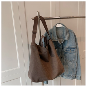 Détail du grand sac cabas en toile marron avec bandoulière réglable et poignée large
