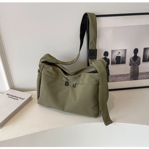 Vue détaillée du sac bandoulière en toile vert armée avec sangle et fermetures