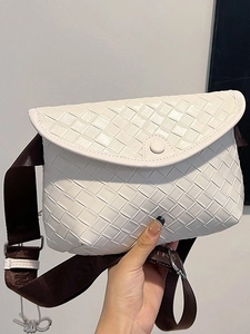 Borsa a tracolla in pelle intrecciata bianca con ampia tracolla in nylon marrone