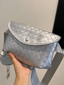 Borsa a tracolla intrecciata argento con ampia tracolla in nylon e pelle