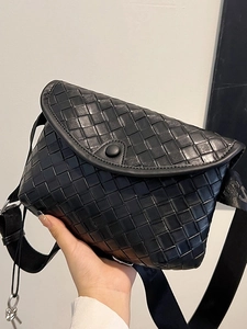 Borsa a tracolla in pelle intrecciata nera con ampia tracolla e chiusura a patta