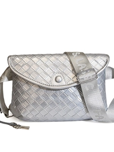 Borsa a tracolla intrecciata argento con texture metallica e ampia tracolla di stile