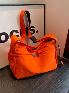Sac fourre-tout orange vif en toile avec fermetures éclair frontales et poches latérales