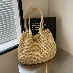 Grand sac cabas en paille tressée beige pour femme avec bandoulières chic pour l'été