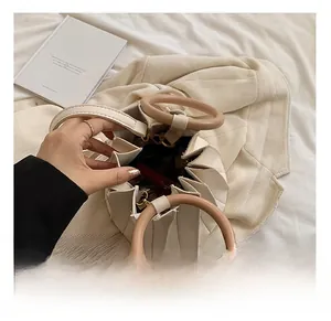 Détail intérieur du sac seau plissé montrant la capacité pour les essentiels
