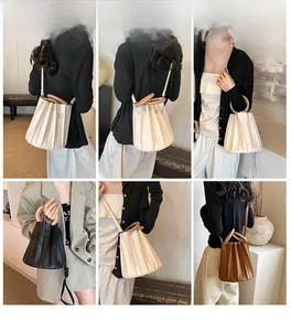 Détails de sacs seaux plissés avec poignées en bois en blanc, noir et tons marron