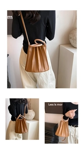 Trois vues d'un sac seau plissé marron avec poignée ronde et bandoulière réglable
