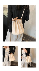 Détail du sac plissé avec poignée en bois et bandoulière en cuir pour femme