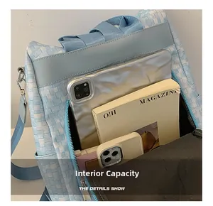 Vue intérieure du sac à dos tissé montrant l'espace pour tablette, livre et mobile
