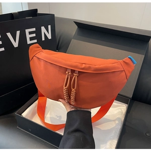 Détail du sac de poitrine en nylon orange vif avec tirettes de fermeture en cordon