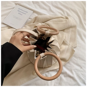 Détail de vue de dessus du sac plissé avec poignée en résine et espace de rangement
