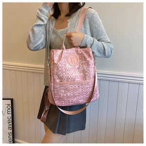 Sac à dos à carreaux rose avec badge d'ours en relief et larges bretelles réglables