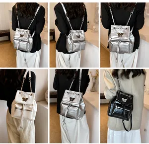 Collage de sacs à dos papillon en argent, blanc et noir portés par un mannequin