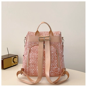 Détail du sac à dos rose tissé avec poche antivol au dos et poches latérales