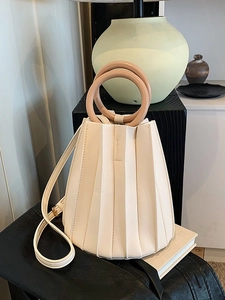 Sac seau plissé chic avec poignées rondes en bois et bandoulière réglable en beige