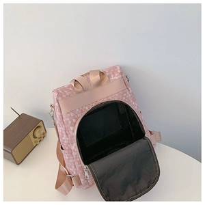 Vue intérieure du sac à dos tressé rose avec grande ouverture et crochet en métal