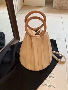 Sac seau plissé crème avec poignées anneaux en résine et bandoulière réglable chic