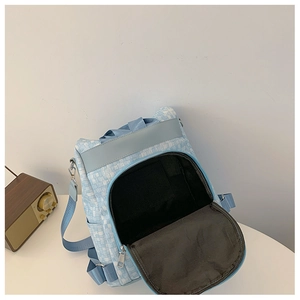 Détail du compartiment interne avec doublure noire du sac à dos tissé bleu clair