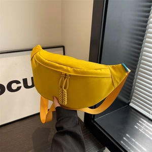 Sac de poitrine en nylon jaune avec bandoulière réglable et tirette tressée stylée