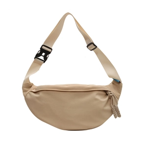 Sac de poitrine minimaliste en toile beige avec bandoulière réglable et détail de fermeture