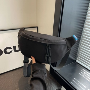 Sac banane minimaliste en nylon noir avec bandoulière réglable et étiquette bleue