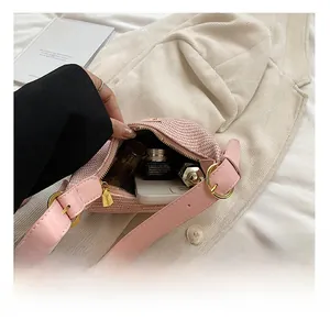 Vue intérieure du sac demi-lune tissé rose montrant la capacité pour téléphone et parfum