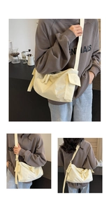 Vista a tre vie di una borsa a tracolla in tela beige con tasca cargo e tracolla ampia e comoda