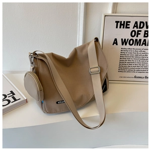 Sac à bandoulière en nylon kaki avec un petit porte-monnaie rond et une large sangle