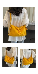 Dettaglio di una borsa a mezzaluna in tela giallo acceso con tirante zip a treccia