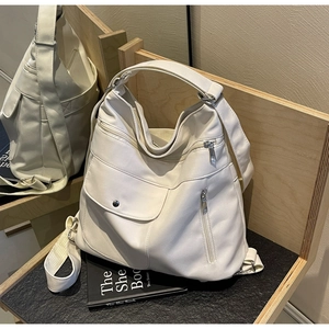 Dettaglio borsa shopper bianco sporco con tasche multiple e doppie tracolle funzionali