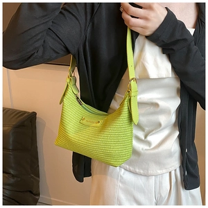 Détail du sac hobo tissé vert fluo avec ferrures dorées et bandoulière réglable