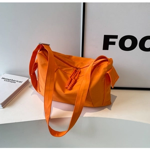 Dettaglio della borsa a tracolla in nylon arancione con cerniera in corda intrecciata