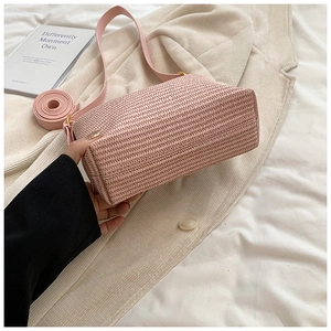 Détails du sac à main rose en paille tressée avec boucles dorées et bandoulière amovible