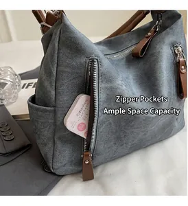 Detailansicht der Seitentasche an einem grauen Canvas-Shopper mit braunem Leder-Reißverschluss