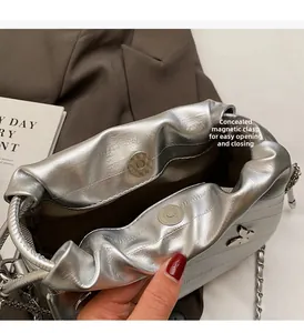 Détail du sac seau métallisé argenté avec fermeture magnétique invisible et chaîne