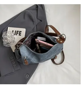 Innenansicht der Retro-Tasche mit großem Fassungsvermögen für Handy und Utensilien
