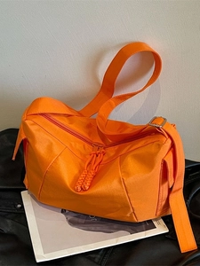 Versatile borsa a tracolla in nylon arancione vivace con ampia tracolla regolabile