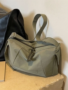 Borsa a tracolla minimalista in nylon verde oliva con tracolla regolabile e paracord