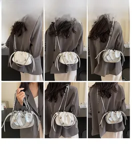 Collage d'un mannequin portant des sacs seaux à cordon blancs et argentés à chaîne
