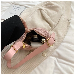 Sac en paille tisse rose avec bandoulière en cuir et boucles dorées