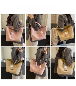 Vue détaillée des grands sacs cabas plissés en rose et beige avec des charms mignons
