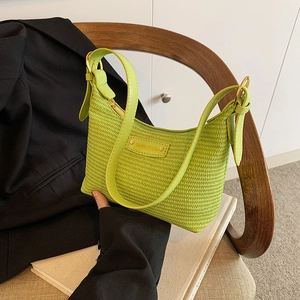 Sac à bandoulière tissé vert lime avec lanière en cuir et fermeture éclair dorée chic