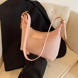 Sac à bandoulière en paille rose avec lanière en cuir et détails dorés pour femme